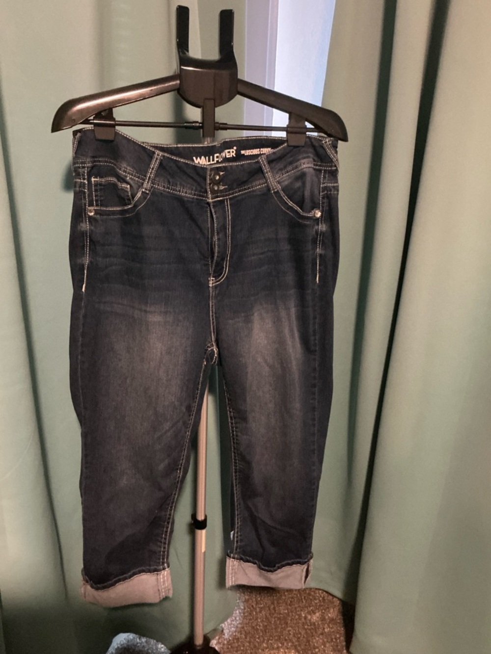 WOMENS plus Sz 18W like new Wallflower Cuffed Embellished stretchy jeans